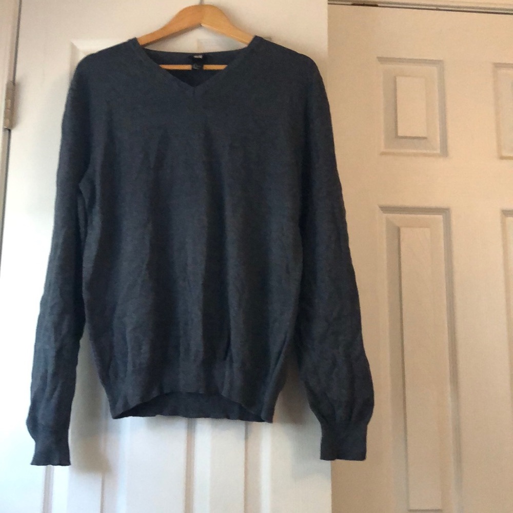 🚶‍♂️🚶‍♂️Men’s H&M Grey V-Neck Size L🚶‍♂️🚶‍♂️